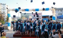 Karabağlar’da ezber bozan mezuniyet: Saçlar beyaz, heyecan çocuksu!