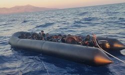 Karaburun açıklarında can pazarı: Motoru arızalanan bottaki 33 düzensiz göçmen kurtarıldı