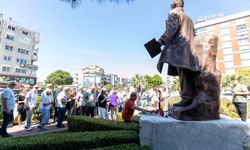 Nazım Hikmet Karşıyaka'da karanfillerle anıldı!