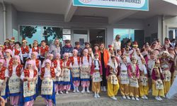 Kursiyerler büyüledi: Karabağlar'da renkli halk oyunları gösterisi