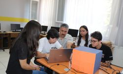İzmirli liselilerden büyük başarı! Elektronik atıklardan sıfır maliyetle akıllı mikroskop ürettiler