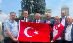 MHP'li Şahin'den anlamlı destek! Deprem şehitlerinin hatırasına Türk bayrağı emanet edildi