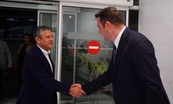 Diyarbakır ve Gaziantep programını tamamlayan Özgür Özel İzmir'de! Özel'i Çağatay Güç karşıladı