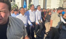 Özgür Özel'in İzmir'e gelişinde izdiham gibi kalabalık!