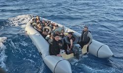 İzmir’de düzensiz göç operasyonu: 59 göçmen kurtarıldı ve yakalandı