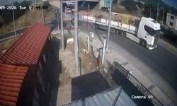 İzmir'de dehşet anı: Otomobil tıra ok gibi saplandı, sürücü can verdi