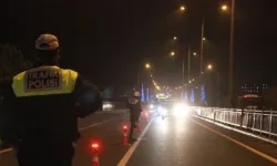 Sahil yolunda tehlikeli hareket! Araç camından sarkan gence ceza