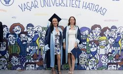 Yıllar sonra yeniden üniversiteli oldular: İzmirli iki annenin azmi mezuniyetle taçlandı!