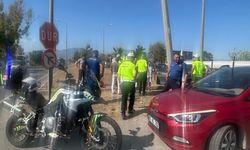 Aydın'da kontrolden çıkan otomobil aydınlatma direğine çarptı!