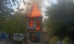 İzmir'de alevler dakikalar içinde evi sardı! Geriye kül kaldı
