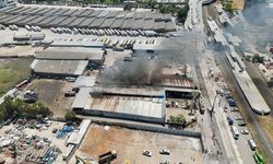 Bayraklı'da korkutan yangın! Alevler çevre işletmelere sıçramadan söndürüldü