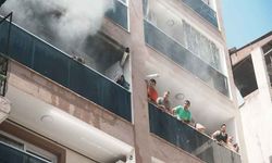 Bayraklı'da apartman yangını paniği: Aralarında 4 çocuğun da bulunduğu 10 kişi kurtarıldı