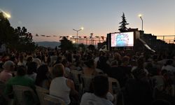 Bornova’da sinema yıldızların altına taşındı: İlk gösterime yoğun ilgi!