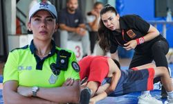 Caddede Trafik Polisi minderde güreş hakemi: İzmirli Polis Duygu Akbulut’un çifte mesaisi
