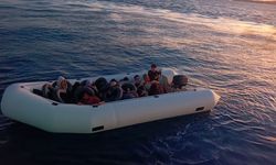 İzmir Çeşme açıklarında kaçışa izin verilmedi! Lastik bottaki 20 düzensiz göçmen yakalandı