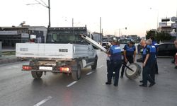 Çiğli zabıtası sahada: Tabela işgaline müdahale, pazarlarda terazi mesaisi