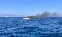 Didim açıklarında korku dolu anlar! Yanan özel tekne sulara gömüldü, 2 kişi kurtarıldı