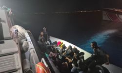 Dikili'de düzensiz göç operasyonu: Hareket halindeki lastik botta 14 göçmen yakalandı