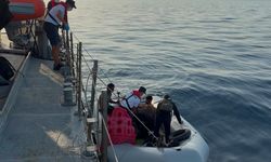 İzmir açıklarında göçmen operasyonu! Hareket halindeki bot durduruldu