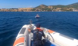 Foça açıklarında sürüklenen lastik bottaki 1'i çocuk 2 kişi kurtarıldı!