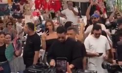 Görenler gözlerine inanamadı! Mahmut Orhan'ın Alaçatı Pazarı'ndaki o anları kameralara yansıdı!