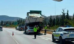 İzmir-Çeşme Otoyolu'nda ilginç kaza! Otomobil, çekici üzerindeki teknenin altına girdi