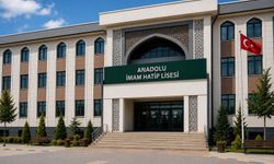 YKS tebrik afişi tepki çekti! Lise, kız öğrencilerin fotoğraflarını sansürledi