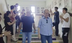 İzmir Fen Lisesinde duygusal veda: Davut öğretmen alkışlarla emekli oldu!