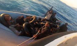 İzmir Karaburun açıklarında can pazarı! Motoru arızalanan bottaki 21 düzensiz göçmen kurtarıldı