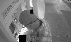 İzmir'de ATM önünde sinsice soygun: Güvenlik kamerası her şeyi kaydetti