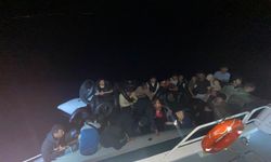 Karaburun açıklarında can kurtaran operasyon! Motoru arızalanan bottaki 34 düzensiz göçmen kurtarıldı
