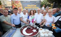 Karşıyaka’da birlik kazanı kaynadı: 3 bin kişiye aşure dağıtıldı