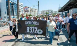 Karşıyaka’da Srebrenitsa anması: Katledilenler için denize karanfiller bırakıldı!