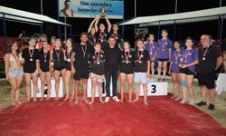 Kumsalda şampiyonluk heyecanı: Dikili'nin gençleri kupayı kaldırdı