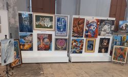 Çeşme'de sanat buluşması: Servet Kovacıoğlu'nun eserleri yoğun ilgi görüyor