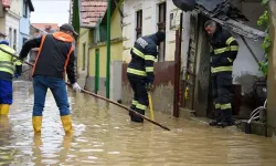 Romanya'da şiddetli yağış sele dönüştü: Cadde ve sokaklar sular altında kaldı
