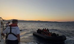 Seferihisar açıklarında operasyon: Lastik botta 17'si çocuk 23 düzensiz göçmen yakalandı