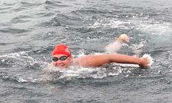 İzmirli yüzücü Tuna Tunca'dan tarihi başarı! Ocean's 7'nin en zorlu parkurunu geçti