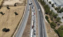 Uşak-İzmir Karayolları kapatıldı: Domates yüklü kamyon yola devrildi