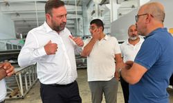 Utku Gümrükçü’den dikiş makinası başında mesaj: "Bu iktidar dikiş tutturamıyor"