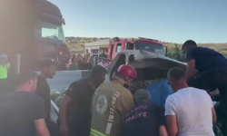 Manisa'da D-300 kara yolunda feci kaza! Sebze yüklü kamyonet TIR'a çarptı: 1'i ağır 2 yaralı