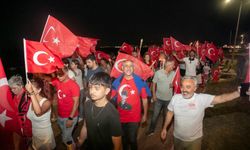 Bayraklar ve meşalelerle Güzelbahçe’de Zafer yürüyüşü!