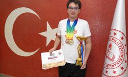 İzmir’in gururu Deniz Ersan’dan Singapur’da tarihi başarı!