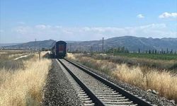 Afyonkarahisar'da feci kaza: Yolcu treni tarım aracına çarptı, 1 ölü, 2 yaralı