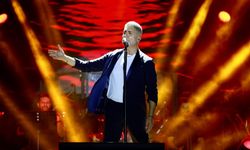Aliağa'da Zafer Bayramı ve sanat günleri coşkusu Özcan Deniz'le taçlandı