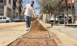Bayraklı'da vatandaşlar isyan etti! Belediyeye acil çağrı yapıp sokaklara halı serdiler!