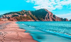 Beach club yok, şezlong yok: Çeşme’nin doğal havuzu aratmayan sarı kumlu koyu