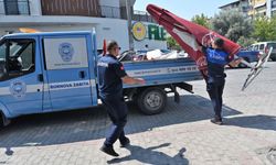 Bornova'da kaldırımlar yayaya açıldı: Zabıta Yeşilova'yı sokak sokak gezdi