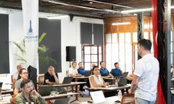 İzmir’de yapay zeka dönemi! Belediye ve esnaf yöneticilerine uygulamalı eğitim