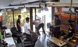 Çiğli'de berbere giren bıçaklı saldırgana yumruklu müdahale! İşte o anlar!